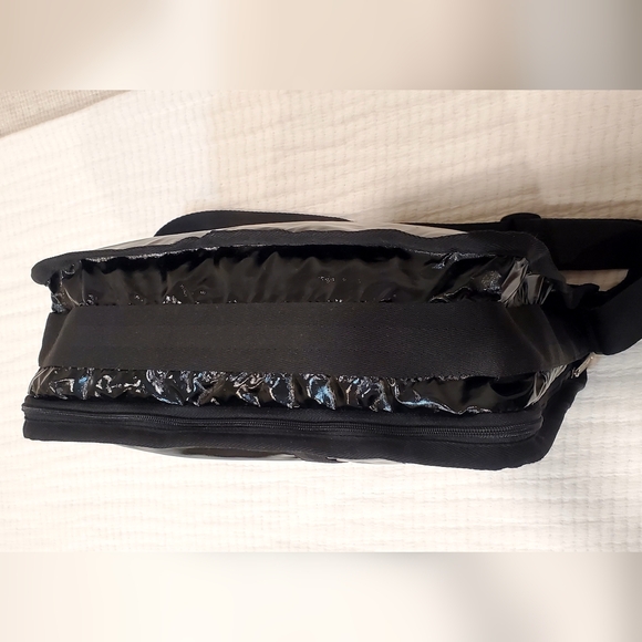 LeSportsac Shiney Black Deluxe Everyday Expandable Travel Shoulder/Cross Bag EUC - Picture 10 of 15